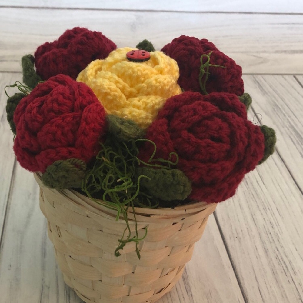 Crochet roses in pot